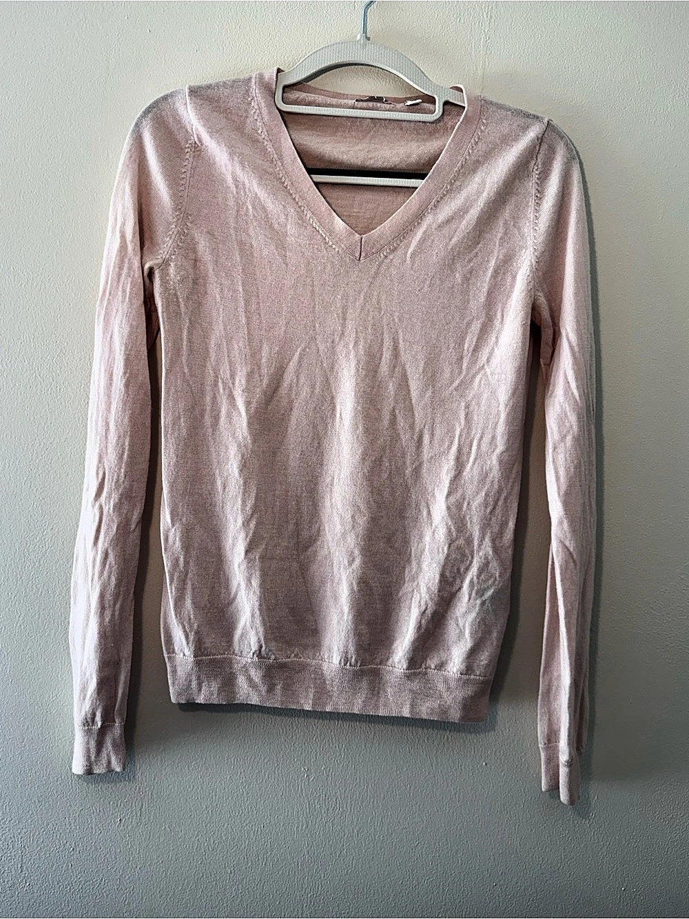 Uniqlo Wool V-Neck Sweater Wool V-Neck Sweater in Pink Size Small